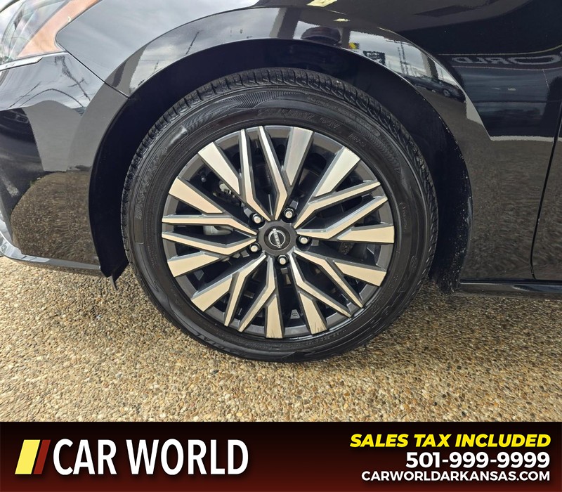 Nissan Altima Vehicle Full-screen Gallery Image 6