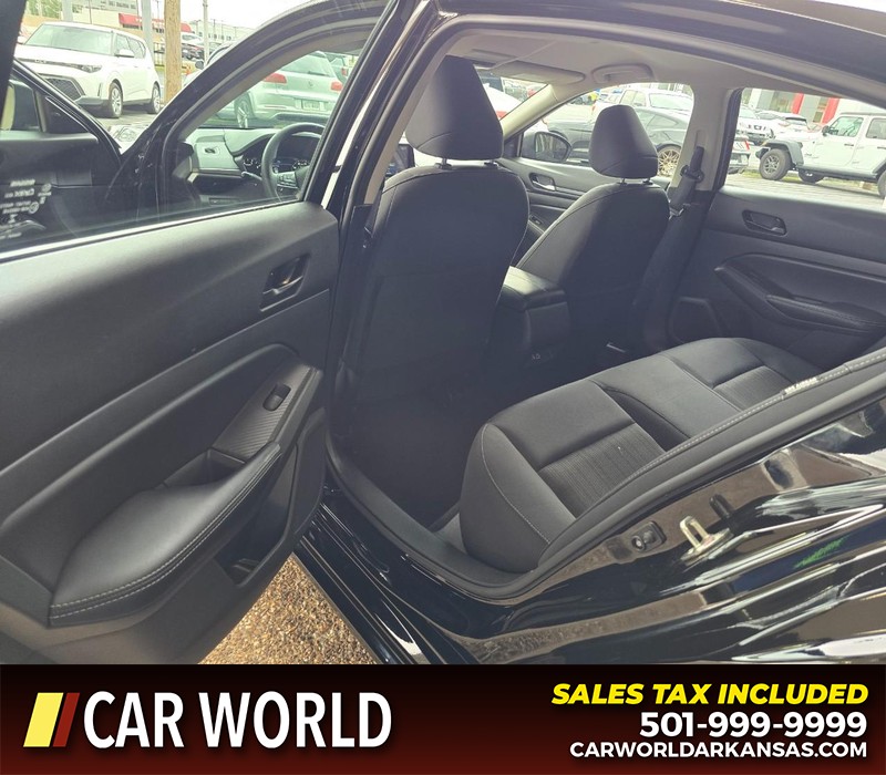 Nissan Altima Vehicle Full-screen Gallery Image 9