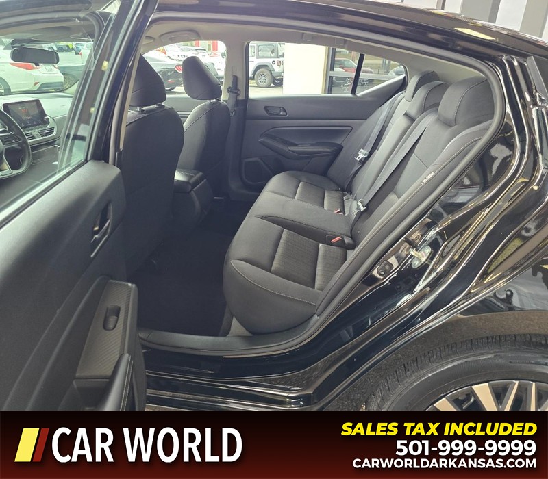 Nissan Altima Vehicle Full-screen Gallery Image 10