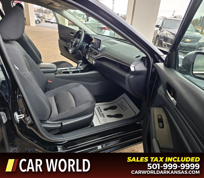 Nissan Altima Vehicle Full-screen Gallery Image 11