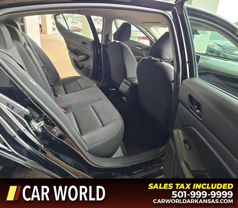 Nissan Altima Vehicle Full-screen Gallery Image 12