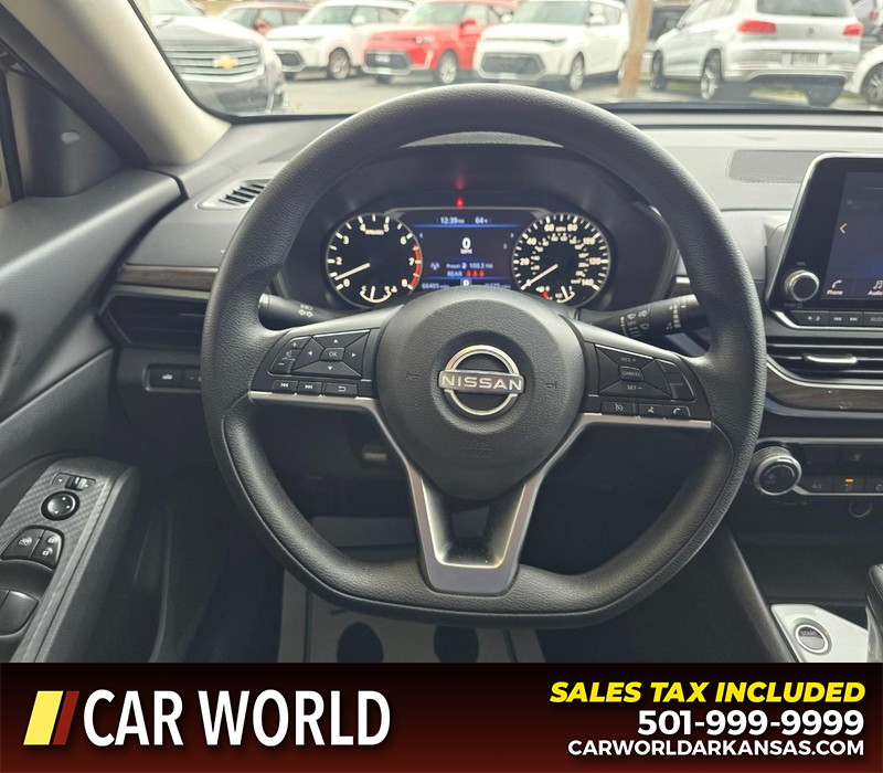 Nissan Altima Vehicle Full-screen Gallery Image 15