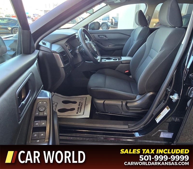 Nissan Rogue Vehicle Full-screen Gallery Image 8