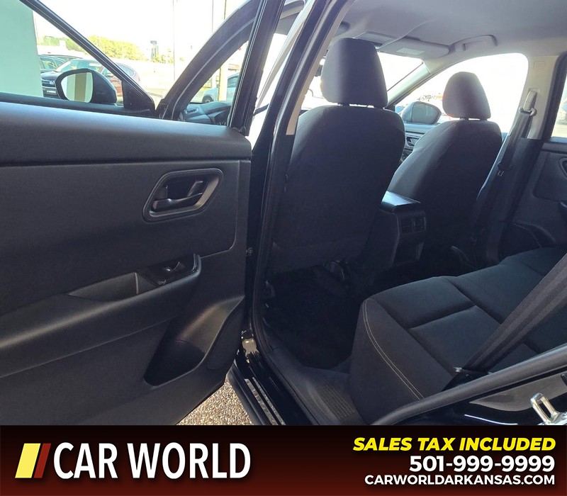 Nissan Rogue Vehicle Full-screen Gallery Image 9