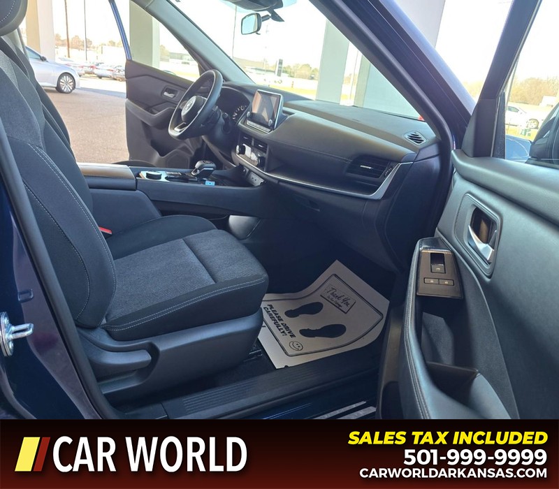 Nissan Rogue Vehicle Full-screen Gallery Image 11