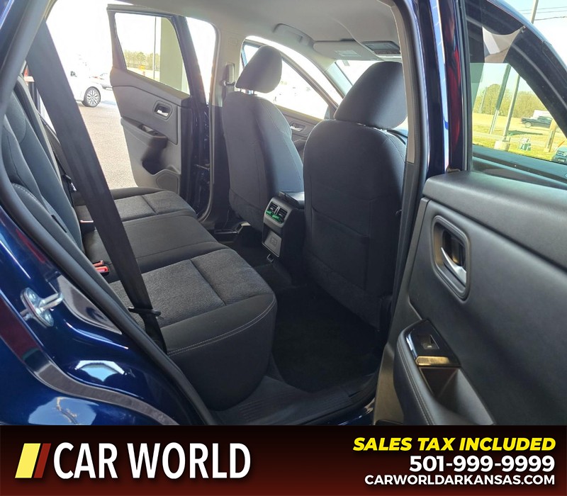 Nissan Rogue Vehicle Full-screen Gallery Image 12