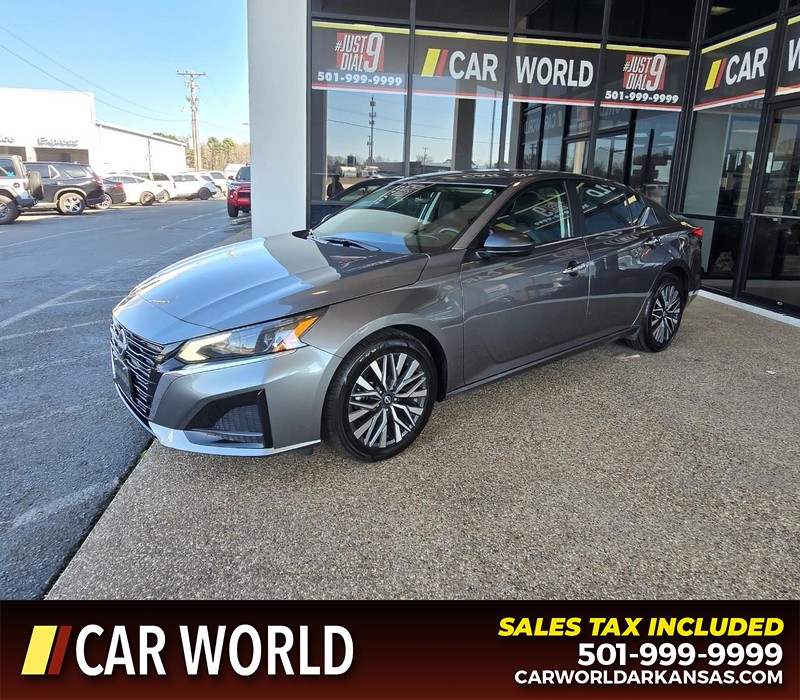 Nissan Altima Vehicle Full-screen Gallery Image 3