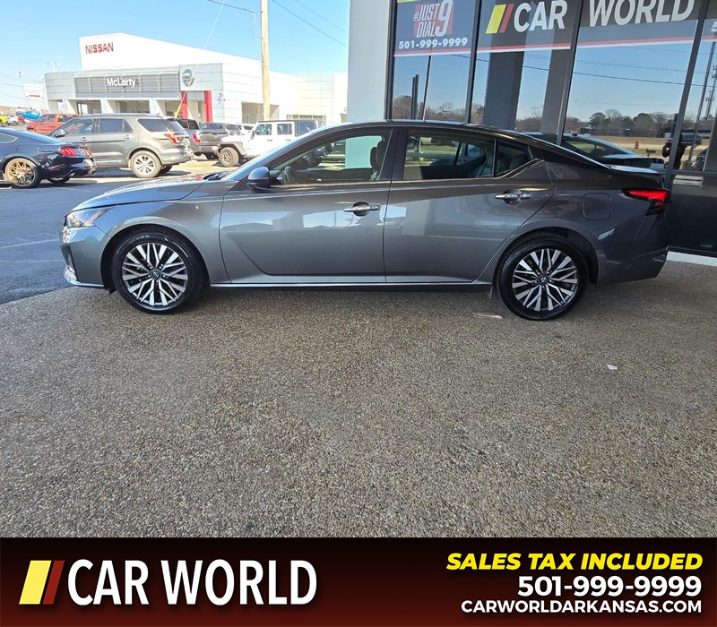 Nissan Altima Vehicle Full-screen Gallery Image 4