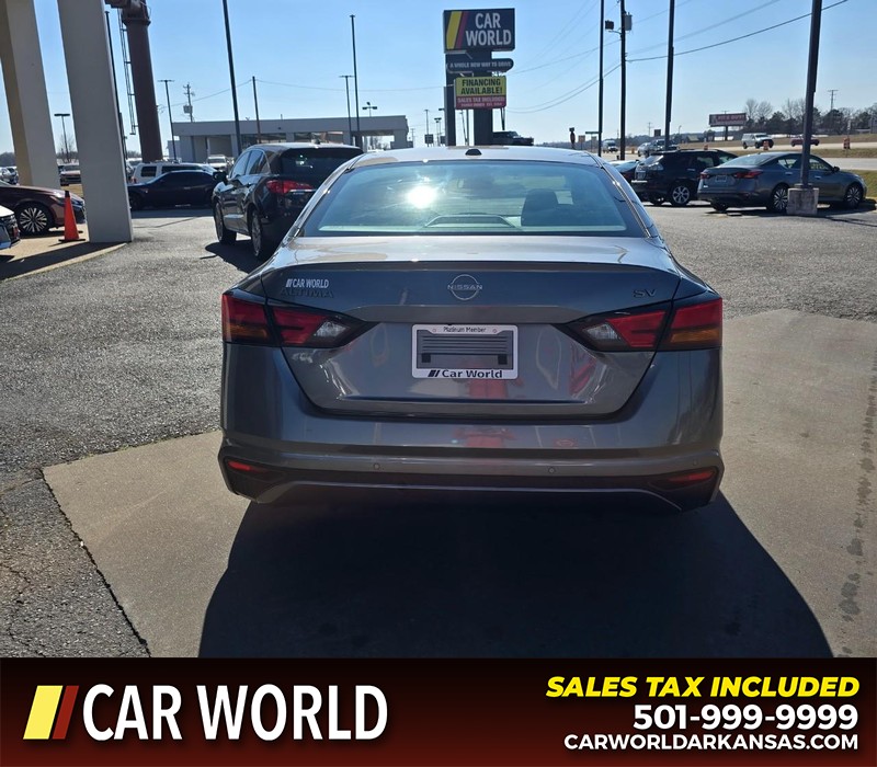 Nissan Altima Vehicle Full-screen Gallery Image 5