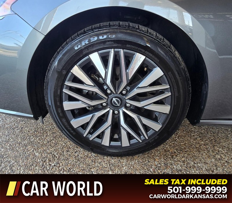 Nissan Altima Vehicle Full-screen Gallery Image 6