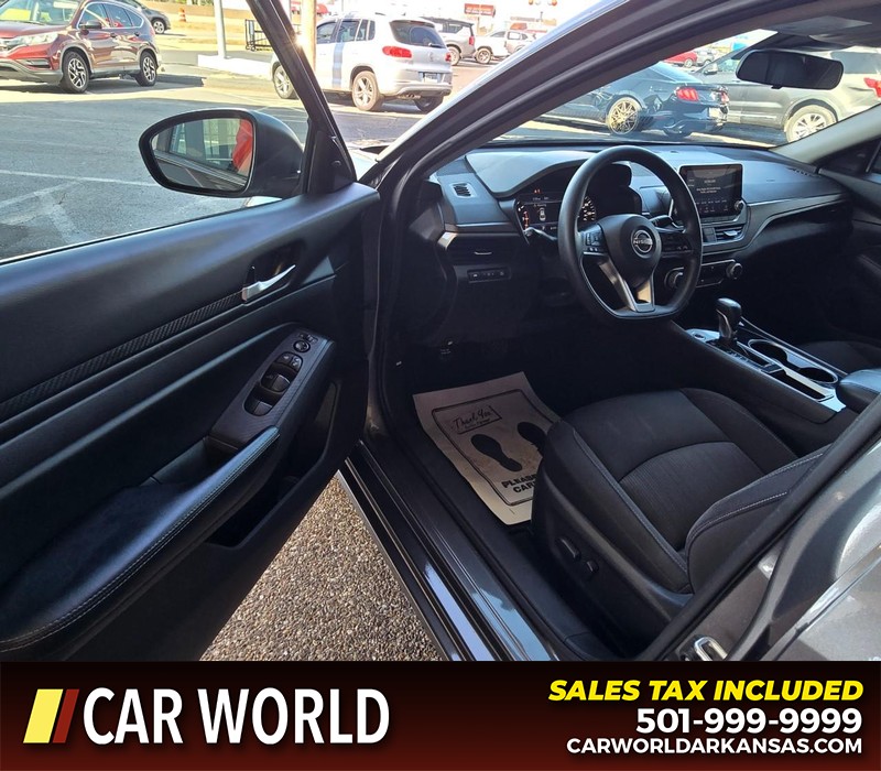 Nissan Altima Vehicle Full-screen Gallery Image 7