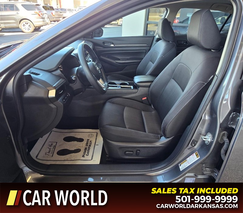 Nissan Altima Vehicle Full-screen Gallery Image 8