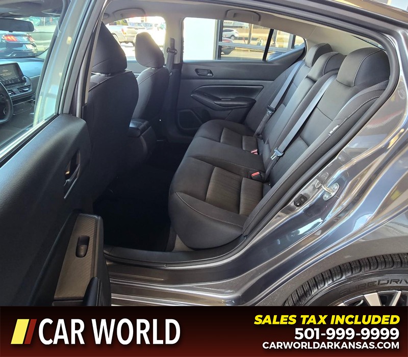 Nissan Altima Vehicle Full-screen Gallery Image 10