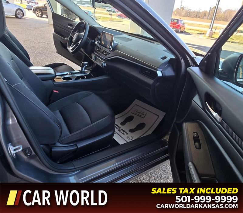 Nissan Altima Vehicle Full-screen Gallery Image 11