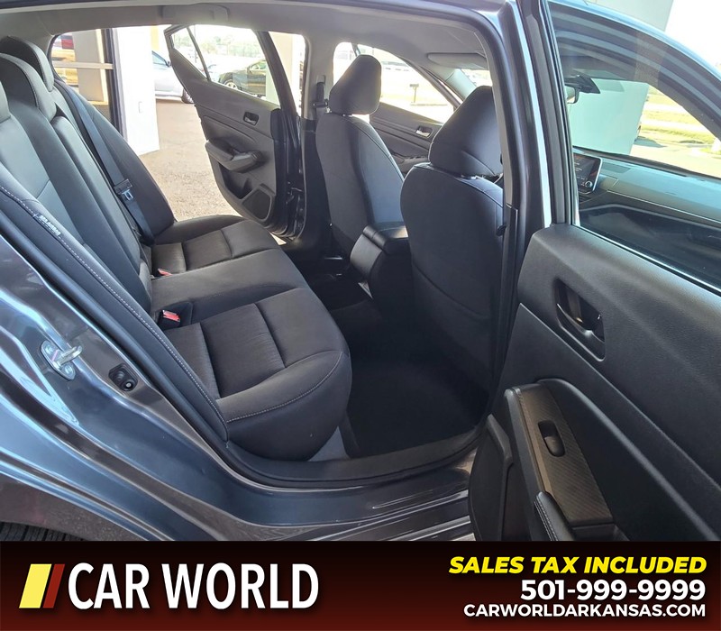 Nissan Altima Vehicle Full-screen Gallery Image 12