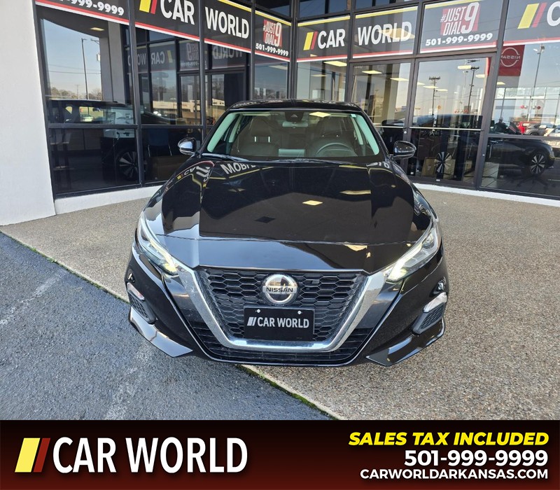 Nissan Altima Vehicle Full-screen Gallery Image 2