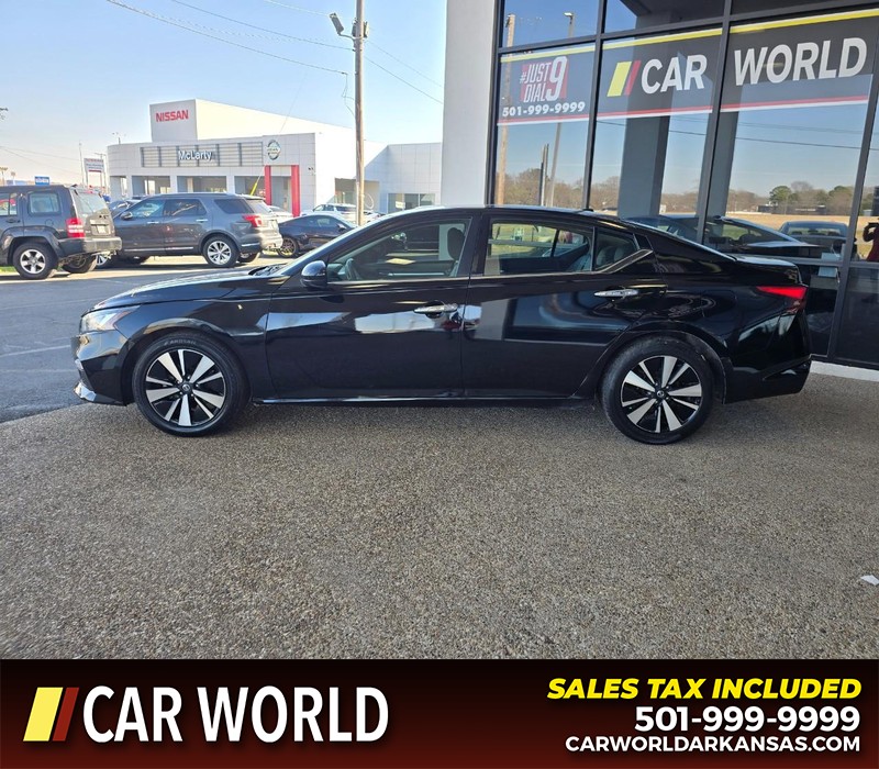 Nissan Altima Vehicle Full-screen Gallery Image 4