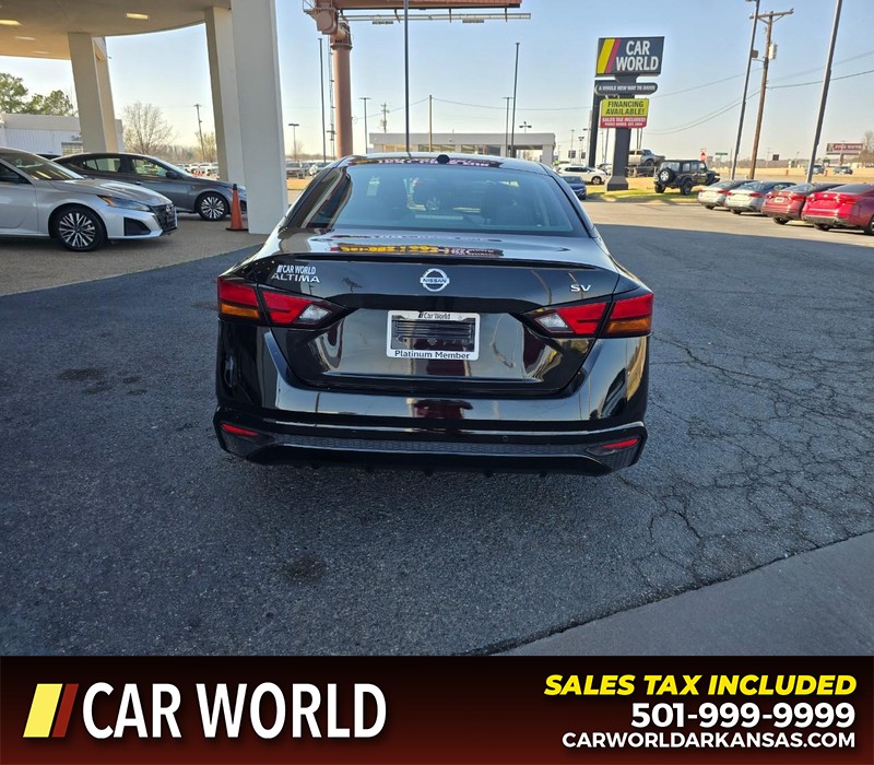 Nissan Altima Vehicle Full-screen Gallery Image 5