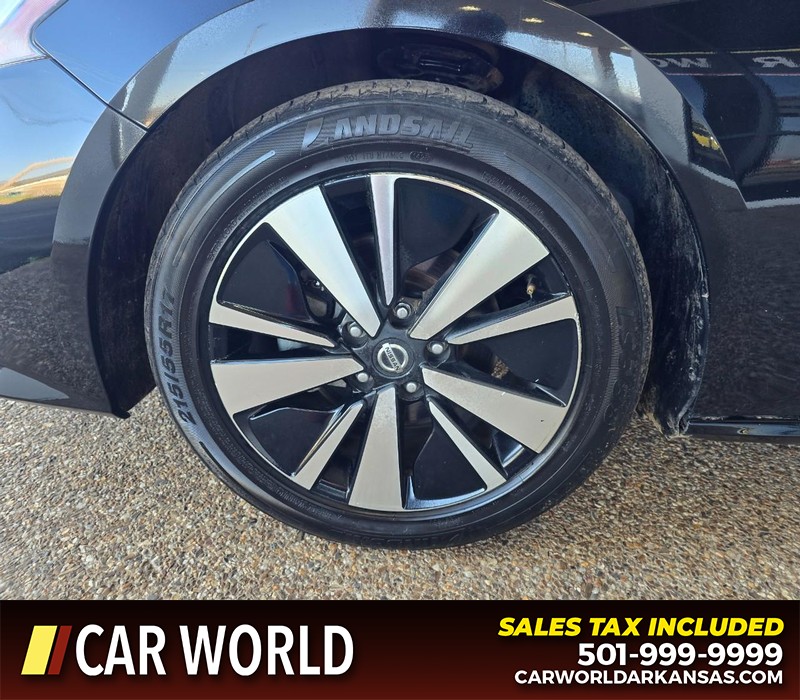 Nissan Altima Vehicle Full-screen Gallery Image 6