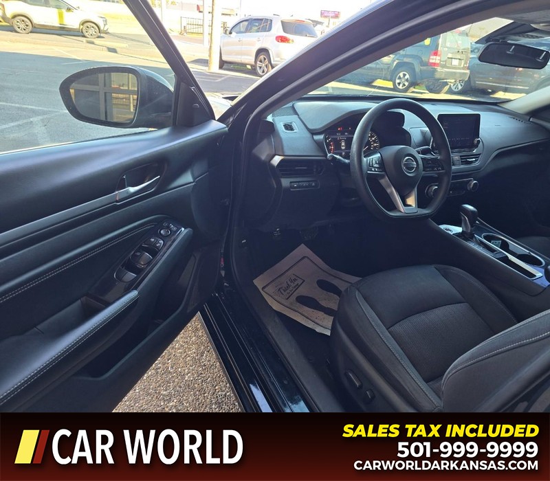 Nissan Altima Vehicle Full-screen Gallery Image 7