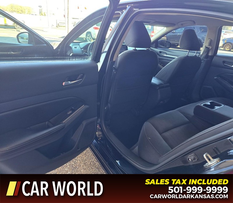 Nissan Altima Vehicle Full-screen Gallery Image 9