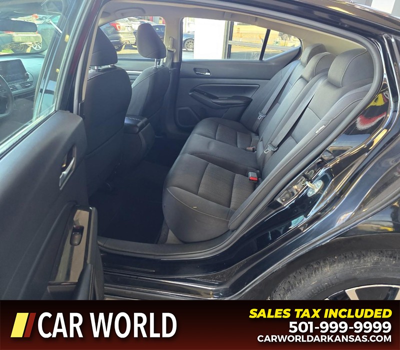 Nissan Altima Vehicle Full-screen Gallery Image 10