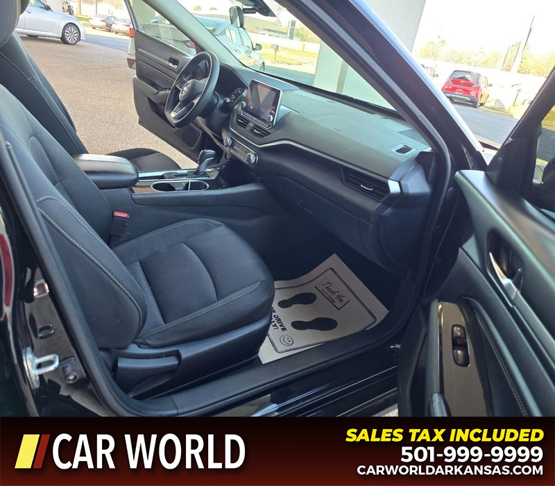 Nissan Altima Vehicle Full-screen Gallery Image 11