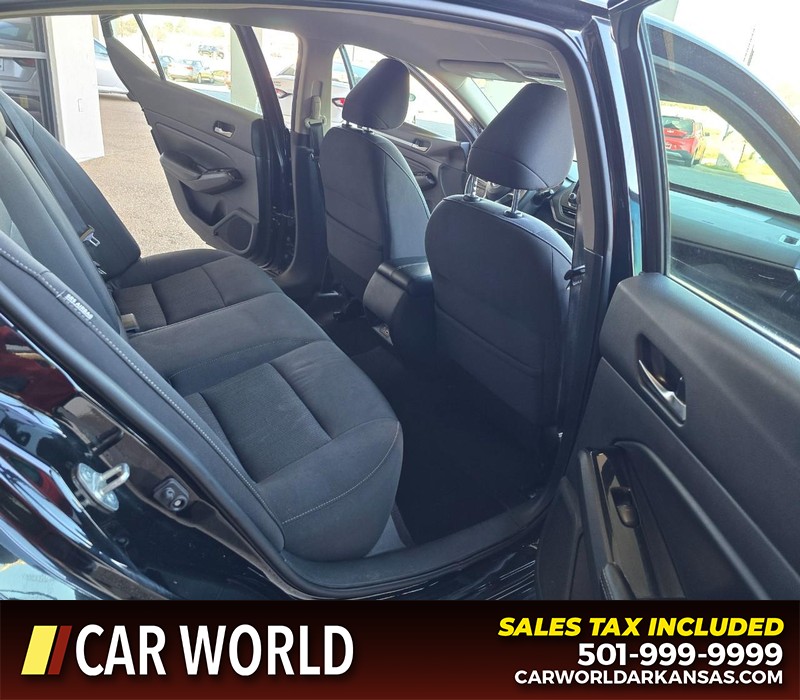 Nissan Altima Vehicle Full-screen Gallery Image 12