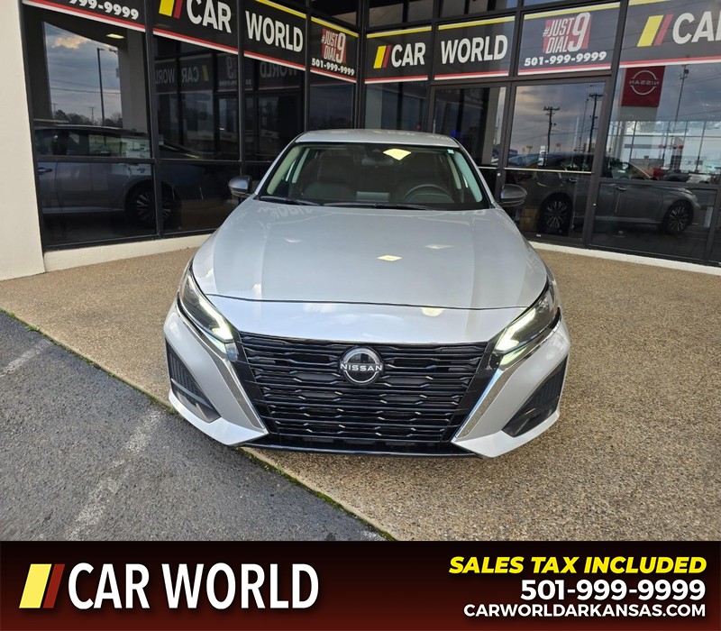 Nissan Altima Vehicle Full-screen Gallery Image 2