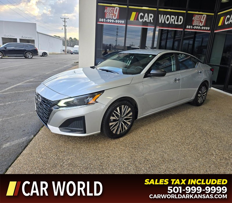 Nissan Altima Vehicle Full-screen Gallery Image 3