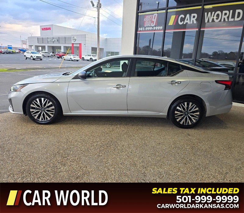 Nissan Altima Vehicle Full-screen Gallery Image 4