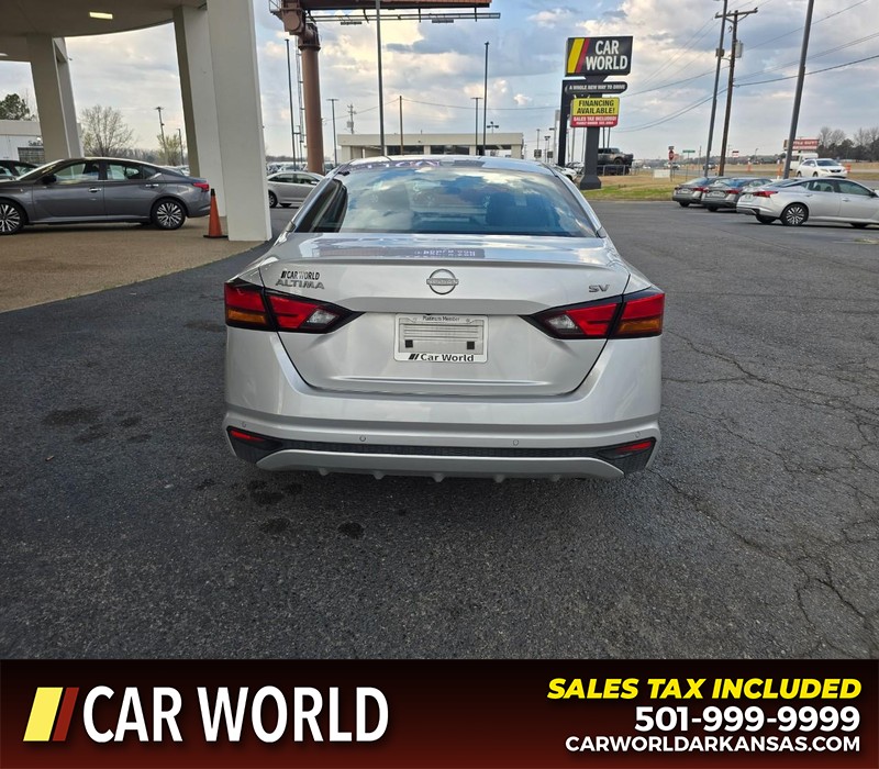 Nissan Altima Vehicle Full-screen Gallery Image 5