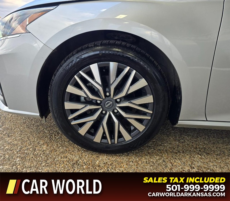 Nissan Altima Vehicle Full-screen Gallery Image 6