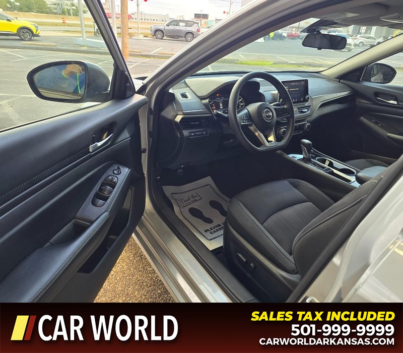 Nissan Altima Vehicle Full-screen Gallery Image 7