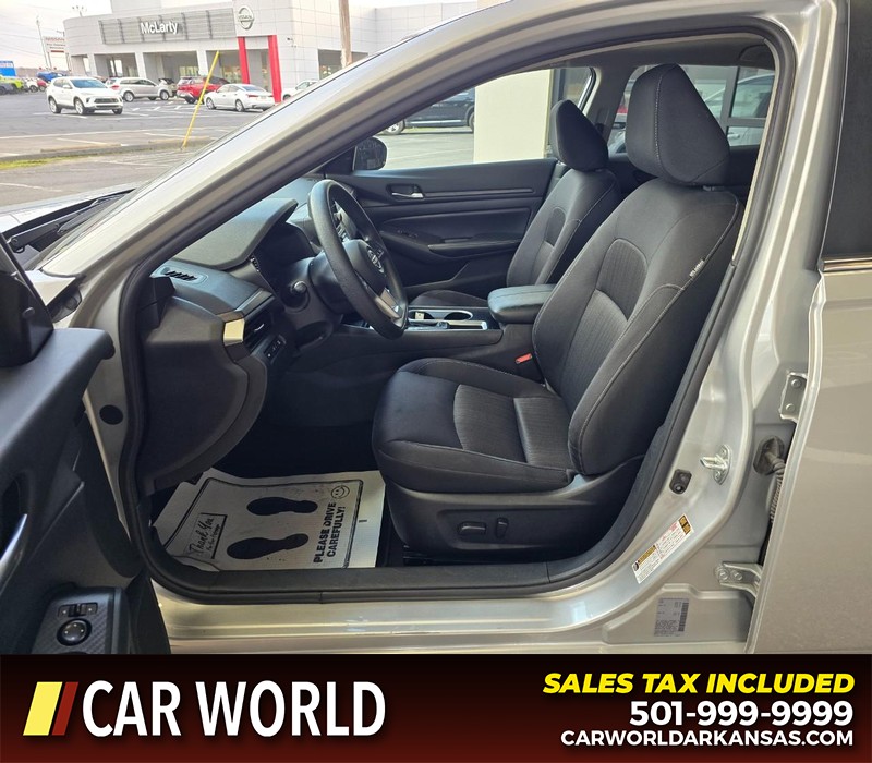 Nissan Altima Vehicle Full-screen Gallery Image 8