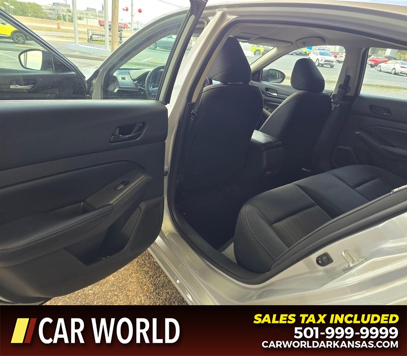 Nissan Altima Vehicle Full-screen Gallery Image 9