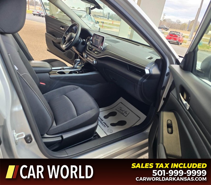 Nissan Altima Vehicle Full-screen Gallery Image 11