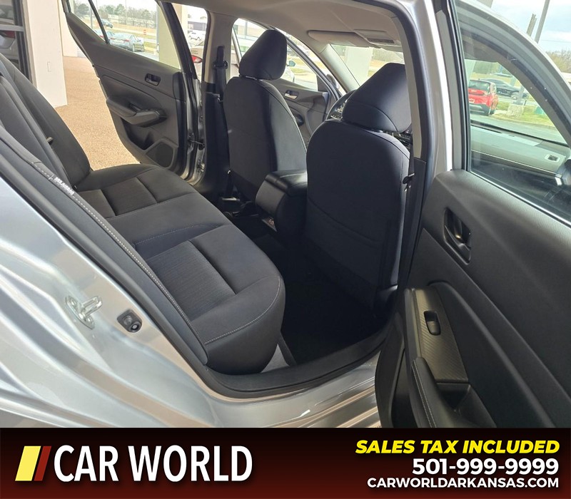 Nissan Altima Vehicle Full-screen Gallery Image 12