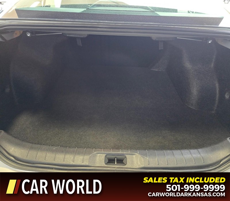 Nissan Altima Vehicle Full-screen Gallery Image 13