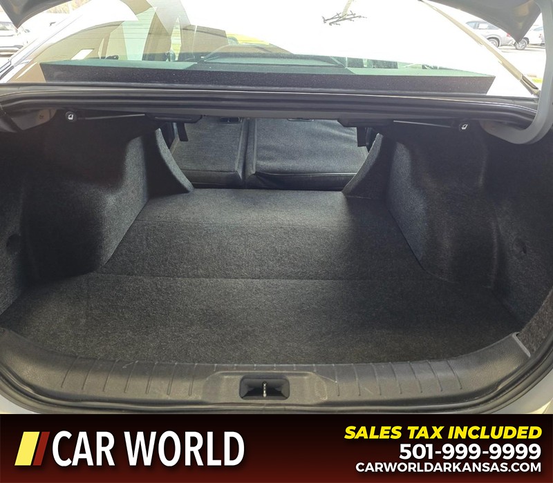 Nissan Altima Vehicle Full-screen Gallery Image 14