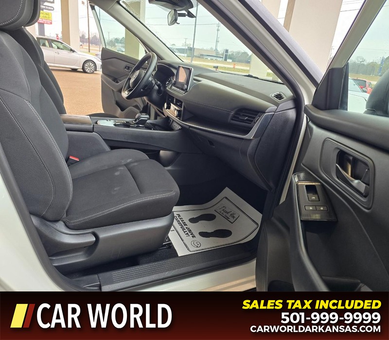 Nissan Rogue Vehicle Full-screen Gallery Image 11