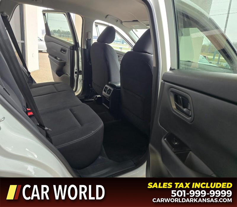 Nissan Rogue Vehicle Full-screen Gallery Image 12