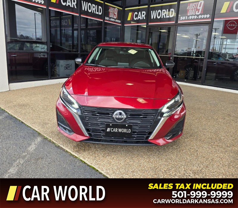 Nissan Altima Vehicle Full-screen Gallery Image 2