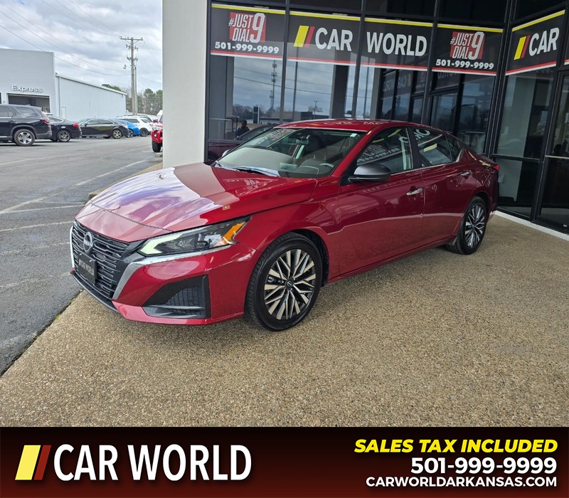 Nissan Altima Vehicle Full-screen Gallery Image 3