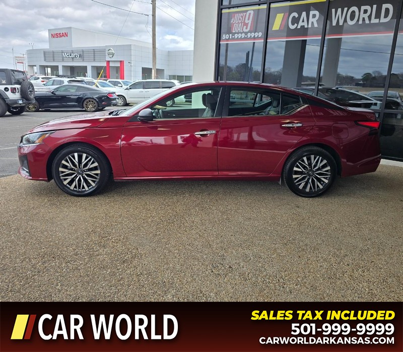 Nissan Altima Vehicle Full-screen Gallery Image 4