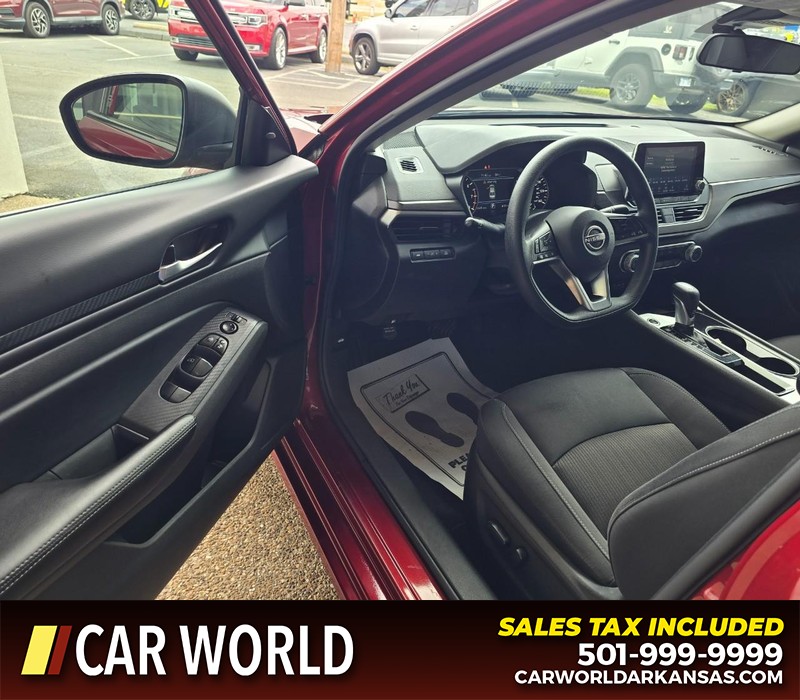 Nissan Altima Vehicle Full-screen Gallery Image 7