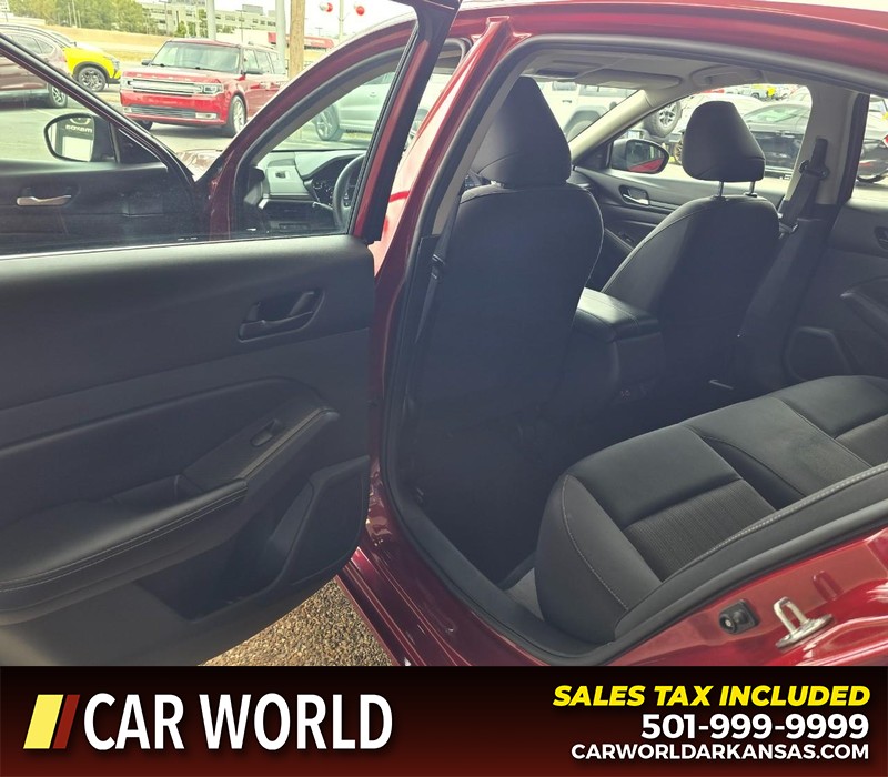 Nissan Altima Vehicle Full-screen Gallery Image 9