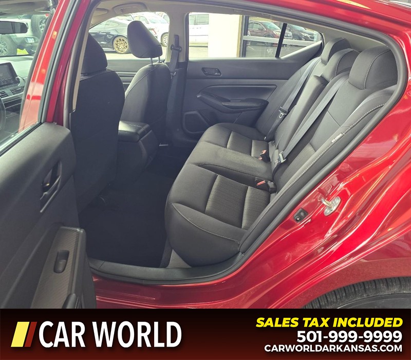 Nissan Altima Vehicle Full-screen Gallery Image 10