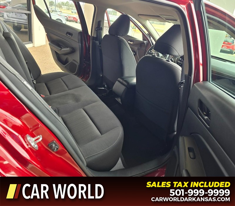 Nissan Altima Vehicle Full-screen Gallery Image 12