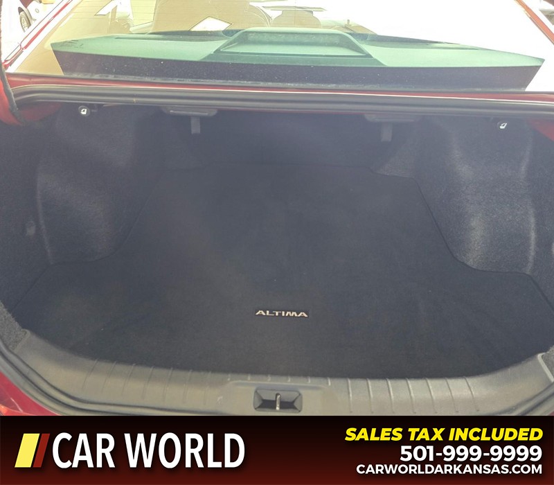 Nissan Altima Vehicle Full-screen Gallery Image 13